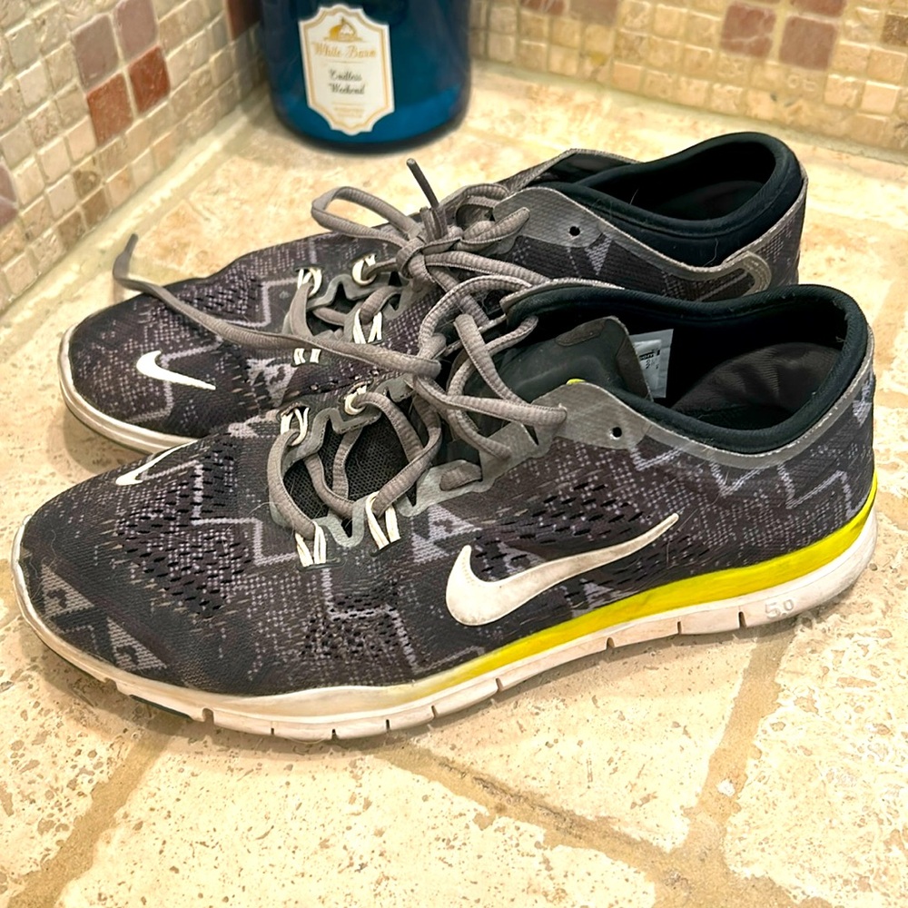Women’s Size 9 Nike Free TR FIT 4 Black and Grey Aztec Print